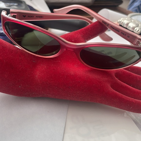 Roxy sunglasses. EC. No scratches.
Roxy RX 5061. Measures 5 in across front. - Picture 3 of 5
